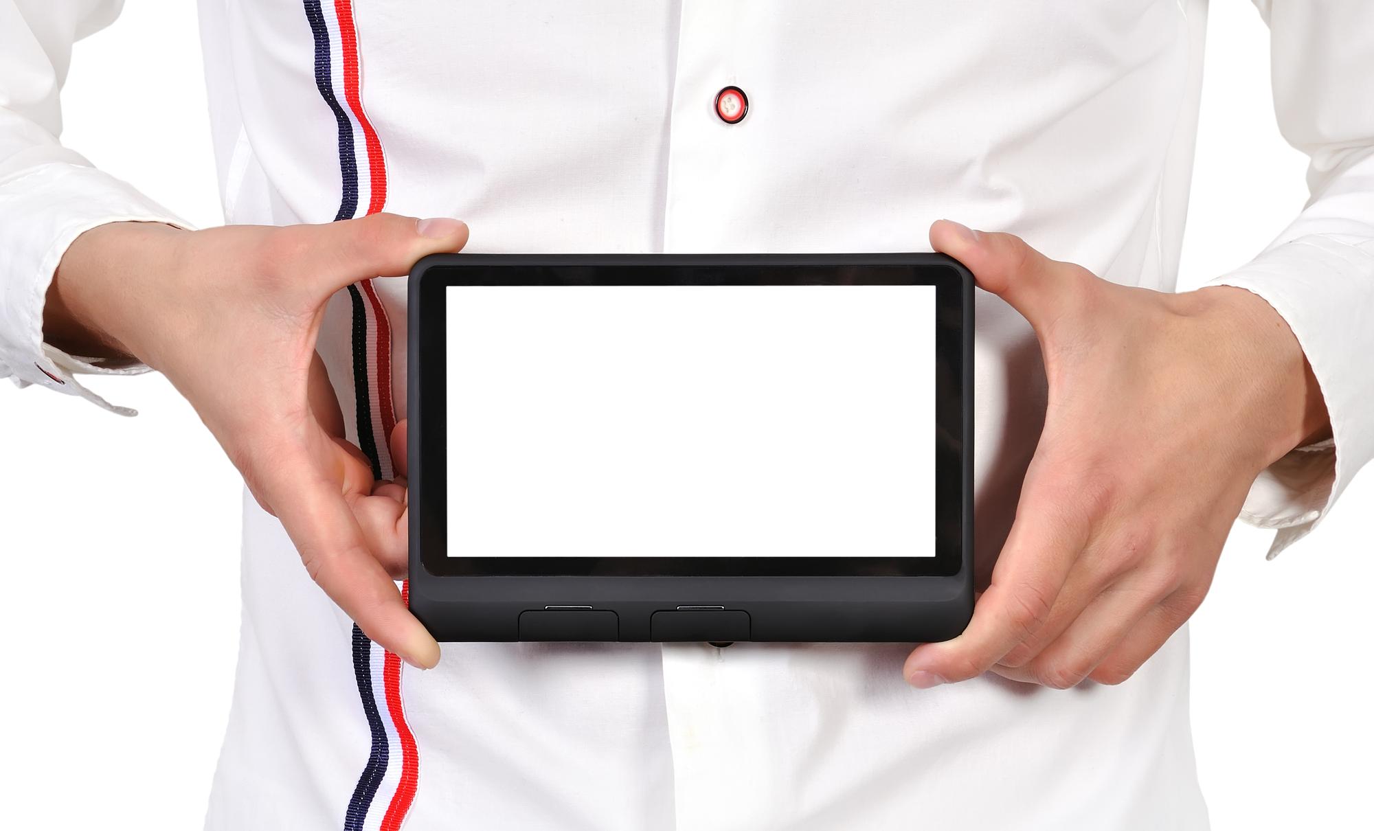 Chef che usa strumenti digitali in cucina